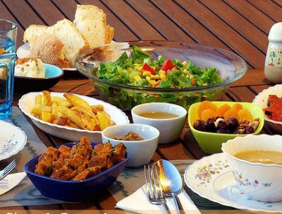 Vatandaş uygun fiyatlar için alışverişe hale gidiyor