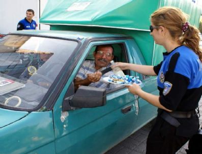 IĞDıR EMNIYET MÜDÜRLÜĞÜ - Polisten Sürücülere Şeker