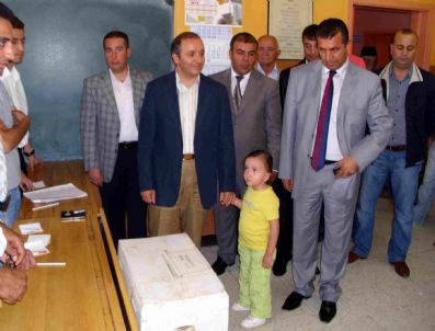 Başkan Küçükler, Oy Kullanmaya Eşi Ve Kızıyla Birlikte Geldi