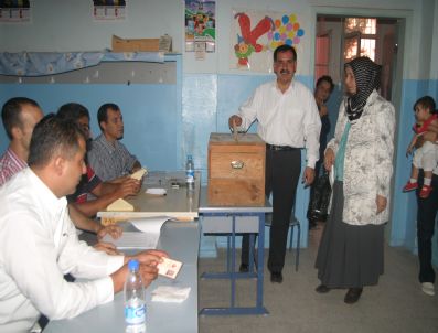 Başkan Zenbilci Oy Vermeye Eşi Ve Kızıyla Birlikte Geldi