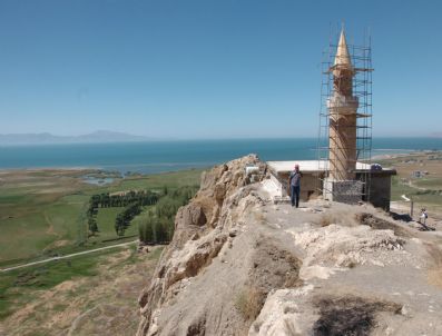 Kale Zirvesindeki Tarihi Camii Restore Ediliyor