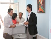 Muhtarlar Okul Girişinde Vatandaşlara Seçmen Kağıtlarını Dağıttı