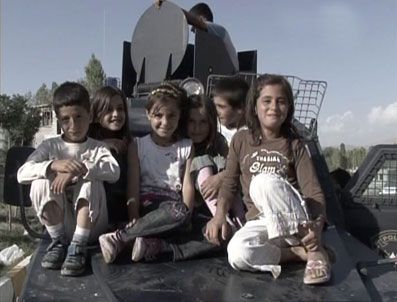 Taş atan çocuklar zırhlı araçlara alındı