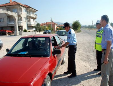 Uygulama Yapan Polisler Sürücülere Ceza Yerine Şeker İkram Etti