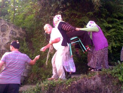 Yaşlı Ve Sakat Kadın Oy Kullanması İçin Sırtında Sandığa Götürdü