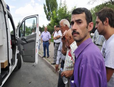 Araçta Sıkışan Sürücü İtfaiye Tarafından Kurtarıldı