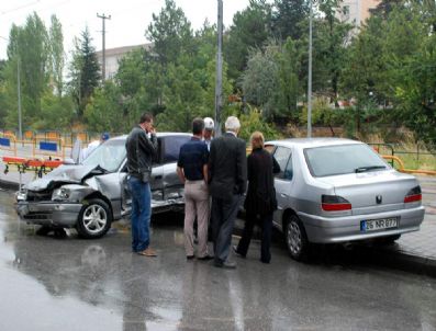 Eskişehir'de Trafik Kazası: 3 Yaralı