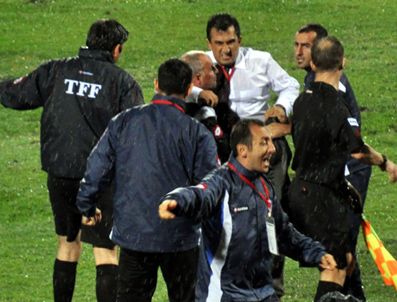 Mersin İdmanyurdu Teknik Direktörü Yüksel Yeşilova, Samsunspor maçında bıçaklı saldırıya uğradı