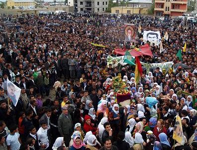 ADİLE NAŞİT - Terörist cenazesine 50 bin kişi katıldı