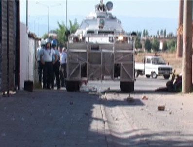 ROMAN VATANDAŞLAR - Taşla polise saldırdılar