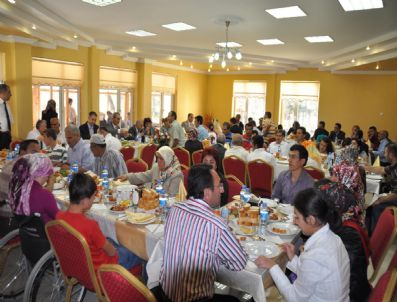 İNCI VARINLI - Yozgat Valisi Necati Şentürk, Engellire Öğle Yemeği Verdi