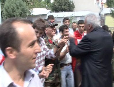 Generalin başından aşağı para saçtılar