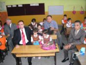 Kaymakam Türköz, Minik Öğrenciler İle Aynı Sıraları Paylaştı