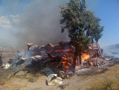 ÇAMLıKAYA - Süngüt Mezrasında 3 Ahşap Bina Kül Oldu