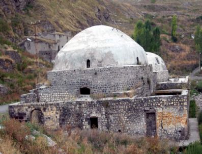 NEVZAT TURHAN - Tarihi Hamamlar Yıkılmaya Yüz Tuttu