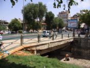 Dünün Köprü Altında Yaşayan Çocukları Bugün Köprüleri Güzelleştiriyor