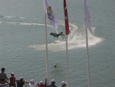SU KAYAĞI - Dünya Su Kayağı Şampiyonası İzmit'te Başladı