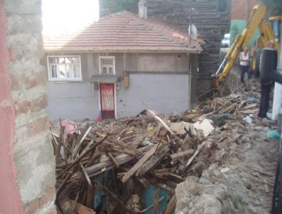 İzmit'e 5 Metruk Bina Yıkıldı