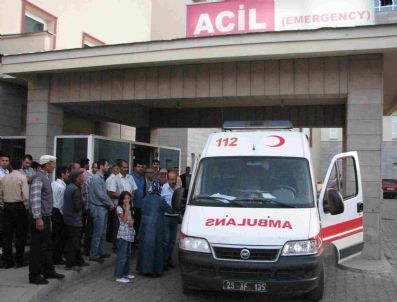 CAMLI - Oltu'da Traktör Devrildi: 2 Yaralı