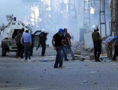 DAVUT SINANOĞLU - Yüksekova'da polise bombalı saldırı