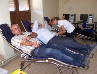 Kızılay'a Kan Bağışı Devam Ediyor