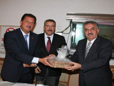 TAHA AKSOY - Egeli İhracatçılar Gümrük Sorunlarını Devlet Bakanı Hayati Yazıcı'ya Anlattı