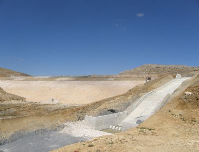 MEVLÜT AKGÜN - Sarıveliler Çevlik Göleti'nde Su Tutulmaya Başladı