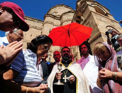 Tarihi ayin gerçekleşti