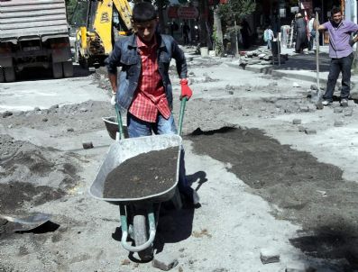 NEVZAT BOZKUŞ - Kars'ta Yol Çalışmaları Devam Ediyor