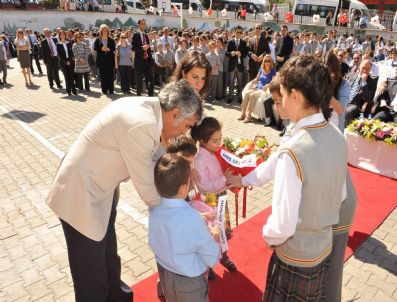 AZIZ MERCAN - Trabzon'da 2010 - 2011 İlköğretim Öğretim Yılı Açılışı Töreni
