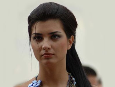 Tuba Büyüküstün sevgilisini kuşa çevirdi!