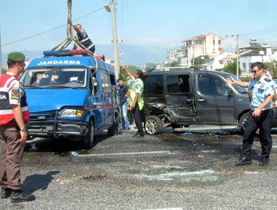 FIKRET YıLMAZ - Askeri minibüs kaza yaptı: 6 asker yaralı