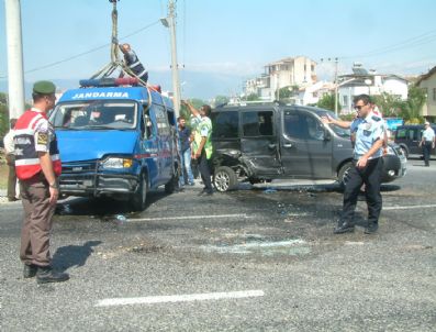 FIKRET YıLMAZ - Burhaniye'de Jandarma Aracı Kaza Yaptı: 6 Asker Yaralı