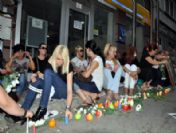 Travestiler Ölen Arkadaşları İçin Mum Yaktı