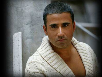 Ünlü şarkıcı Emrah paraya kıydı!