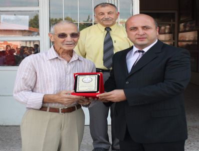 MEHMET KESKIN - İbrahim Burnaz'dan Küçükkuyu İlköğretim Okulu'na Bilgisayar Desteği