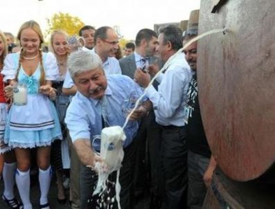 EFES PILSEN - Antalya Büyükşehir Belediye Başkanı Almanların Hasat bayramnı kutladı