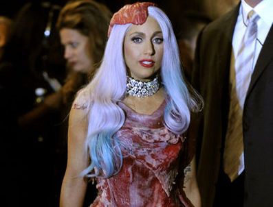 LADY GAGA - Lady Gaga'nın et kostümü donduruluyor