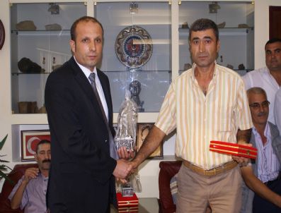 DURMUŞ YıLMAZ - Soma Maden İş Sendikası'ndan Eski Temsilcilere Plaket