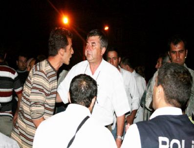 TUNCAY KıLıÇ - Tepkili Mahalleli E-87 Karayolu'nu Trafiğe Kapattı