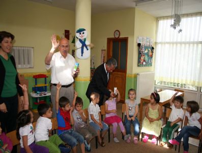 FAHRI YıLDıZ - Ürgüp Belediye Başkanı Yıldız, Çocuklara Süt Dağıttı