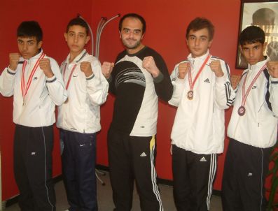 YAĞMUR MOBILYA - Adanalı Milliler Türkiye'yi Temsil Edecek