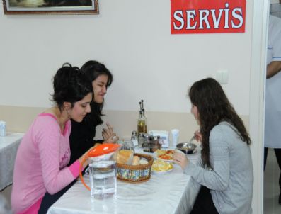 BALıKESIR BELEDIYESI - Balıkesir Belediyesi'nden Üniversite Öğrencilerine Ücretsiz Çorba Ve Kahvaltı