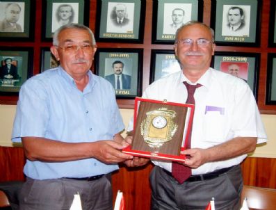 FIKRET AKOVA - Başkan Akova'dan Büyükgüçlü'ye Plaket