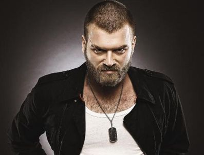 Kıvanç Tatlıtuğ'a 'sekiz' dilde yorum!