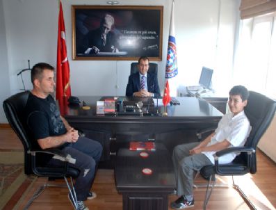 MEHMET KURT - Lice Kaymakamı Kurt Sbs Türkiye Birincisi Batuhan'ı Ödüllendirdi