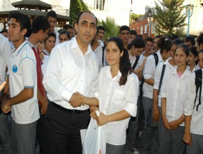 Polisten Öğrencilere Kırtasiye Yardımı