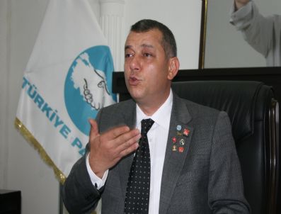 TÜRKIYE PARTISI - Tp Düzce İl Başkanı Erdoğan Bıyık, Temiz Siyaset İçin Bütün Partilerin Rozetini Yakasına Taktı