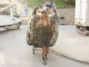 Karton Toplayarak Hayata Tutunmaya Çalışıyor