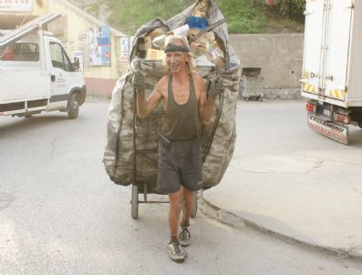 Karton Toplayarak Hayata Tutunmaya Çalışıyor